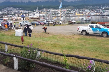 Abastecimiento de agua en el camping municipal y limpieza en la ciudad.