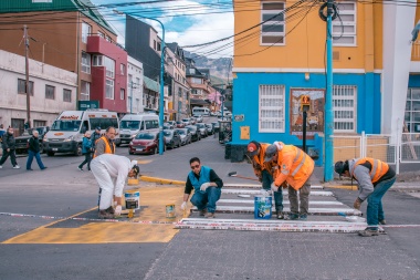 La Municipalidad de Ushuaia realizó el trabajo de pintura de veredas, cordones y sendas peatonales