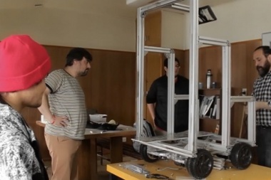 Estudiantes de la UNTDF crean un robot de servicios al cliente destinado al sector turístico