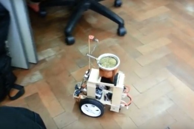 El robot argentino: Ceba mate, recorre la oficina y sabe a quien le toca