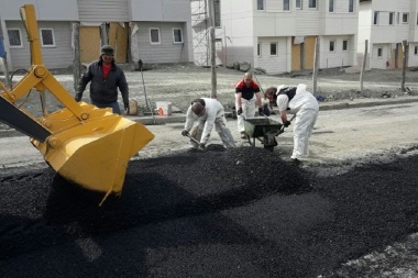 El Municipio llevó la planta de asfalto móvil a los barrios y trabaja sobre calle Formosa