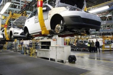 Por la caída en las ventas Peugeot suspendió por dos meses a 2000 trabajadores