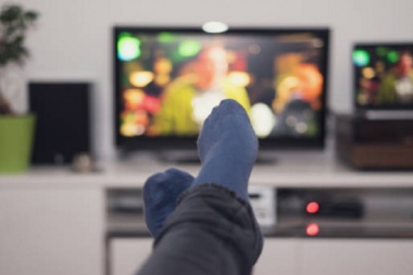 Reducir el consumo de televisión puede prevenir el 11% de los casos de enfermedades coronarias, según un estudio