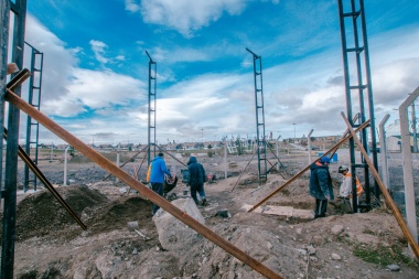 La municipalidad construye una jaula para lanzamientos de disco y bala en la pista de atletismo