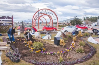 Ushuaia se prepara para su próximo aniversario con trabajos de embellecimiento de plazas y parques
