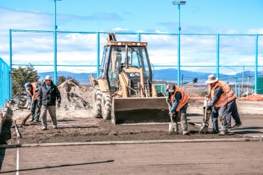 La Municipalidad reacondiciona el playón deportivo "El Choconcito"