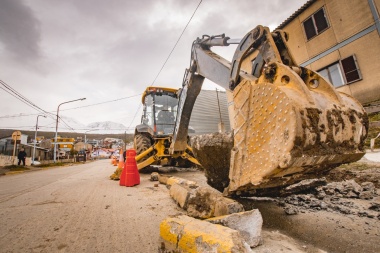 Se continúa con el bacheo y repavimentación de la calle Darwin