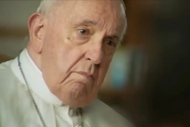 El Papa recibió un pañuelo verde y habló del aborto: "A una mujer que aborta hay que acompañarla"