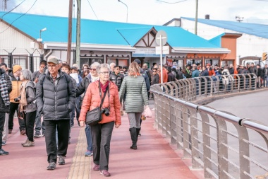 "Miles de turistas visitan Ushuaia diariamente"