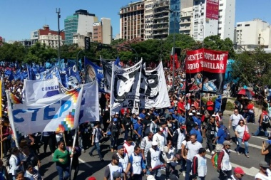 Masiva marcha al Ministerio de Desarrollo contra las "políticas de hambre" de Cambiemos