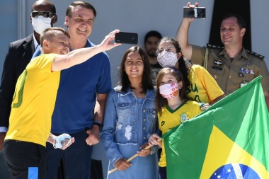 Bolsonaro dio un discurso ante una multitud el día que Brasil superó los 7 mil muertos por coronavirus