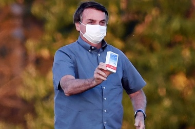 Bolsonaro tiene infección pulmonar tras la Covid-19, pero mostró una caja de cloroquina ante seguidores