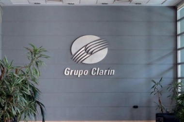 Antes del final de su mandato, Macri adjudica a Clarín una nueva frecuencia de radio FM