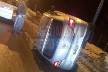 Vehículo denunciado como robado protagoniza vuelco .