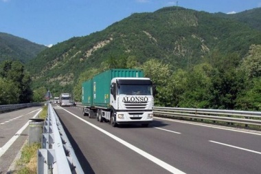 Empresarios de transporte le contestan a Macri: "La logística no es cara por el sueldo de los choferes, sino por los impuestos"