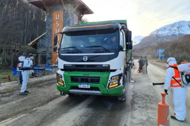 Desinfectan transportes que ingresan a la ciudad