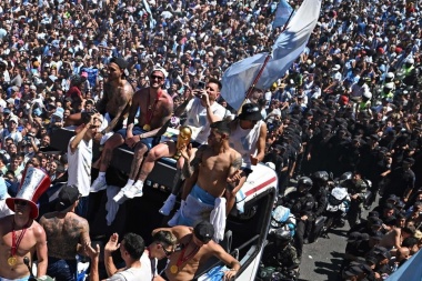 Los jugadores dejaron los micros, sobrevolaron la Ciudad en helicóptero y regresaron a Ezeiza