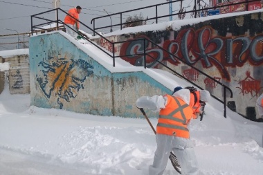 Tras la intensa nevada cuadrillas municipales limpian garitas. escaleras y veredas