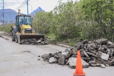 Bacheo y reparación en colectora de Yrigoyen y rotonda del cementerio