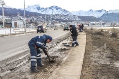 Comenzaron los trabajos de barrido en las márgenes de avenidas y veredas