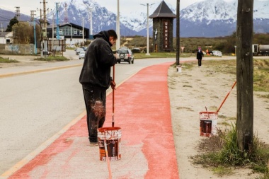 Ushuaia mas linda: Renuevan espacios verdes y  pintura de veredas en la ciudad