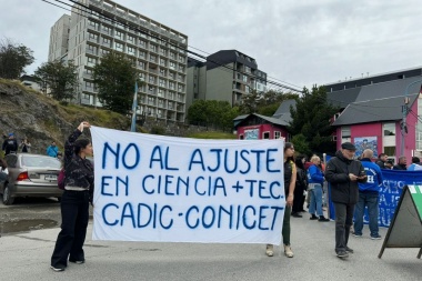 El CADIC CONICET se movilizó en defensa de la ciencia argentina