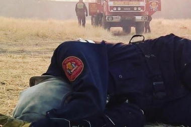La historia detrás de la foto viral de la bombera que luchó hasta caer agotada