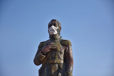 Colocaron mascarillas faciales a los monumentos para concientizar sobre su uso