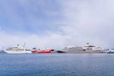 Rescatan a dos tripulantes que cayeron al mar en Península Mitre