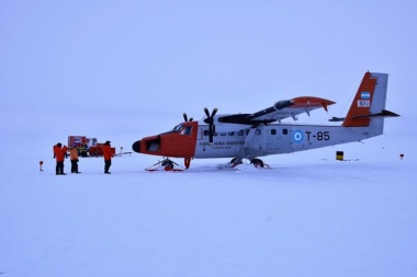 Accidente en la Antártida: Rescatan a nueve tripulantes de un avión de la Fuerza Aérea