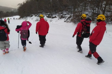 Defensa Civil Municipal y la Comisión de Auxilio rescataron a 5 personas en el Glaciar Martial