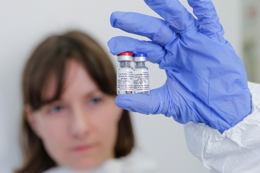 AstraZeneca y Rusia anuncian ensayos clínicos que combinan sus dos vacunas