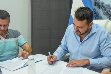Vuoto firmó el contrato de obra para el cambio del césped sintético del estadio 'Hugo Lumbreras'