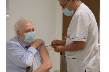 Ginés González García fue vacunado contra el coronavirus