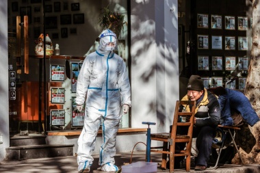 Se juntan multitudes en los crematorios chinos por covid