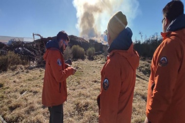 Defensa Civil Ushuaia  sumó profesionales y equipamiento al combate del fuego en el aserradero “El Litoral”