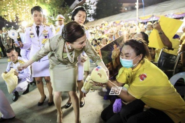 Tailandia: la impactante foto de una escolta de la reina que escandaliza al mundo