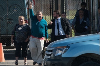 Luis D'Elía quedó en libertad: "Es un honor ser preso político de esta basura"