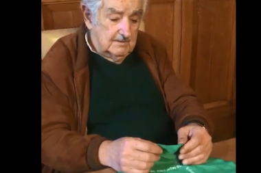 Mujica, con el pañuelo verde