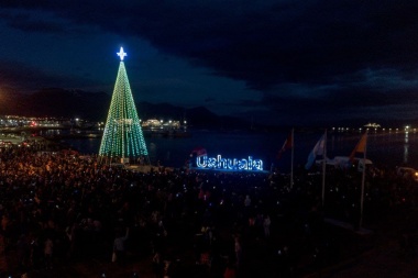 Ushuaia encendió el árbol de navidad con un show de música y luces junto al Canal Beagle