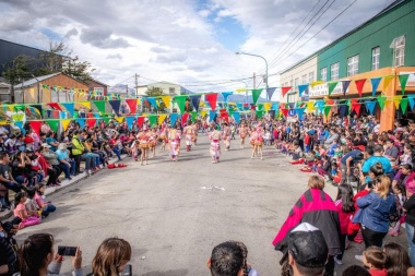 El carnaval del Fin del Mundo pasó por los barrios de la ciudad