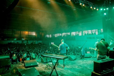 Kapanga estuvo presente en la tercera noche de festejos en Ushuaia