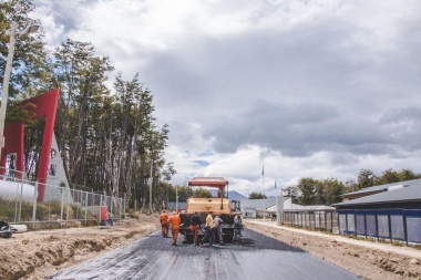 Para facilitar el acceso a establecimientos educativos, pavimentaron la calle 11 de Septiembre en el barrio Alakalufes