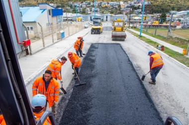 Repavimentaron las calles Teodoro Mendoza y un tramo de Pionero Fueguino en el barrio Mirador de Los Andes