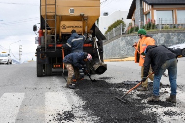 La Municipalidad realiza trabajos de bacheo en Magallanes