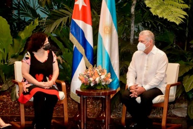 El gobierno argentino negocia pagar las vacunas cubanas con un crédito que debe la dictadura comunista desde 1973