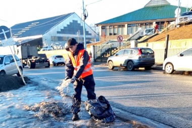 La Municipalidad continúa con la remoción del hielo