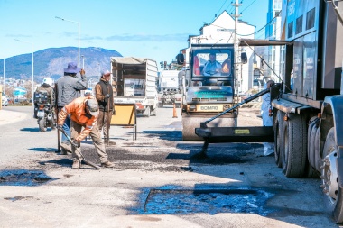 La Municipalidad realiza tareas de bacheo con su planta de asfalto móvil