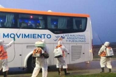 La Municipalidad desinfectó los vehículos que transportaron pasajeros desde el aeropuerto