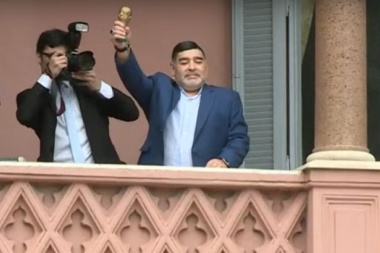 Alberto Fernández recibe a Diego Maradona en Casa Rosada